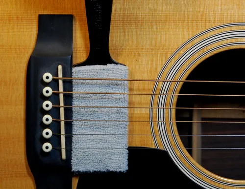 Vista 2 de Music Nomad MN205 cuerda The Nomad, cuerpo y herramienta de limpieza de hardware