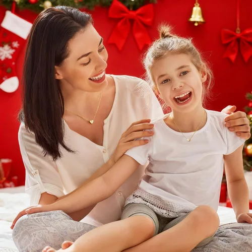 Vista 2 de Turandoss Collar con inicial de corazón para mujeres y niñas, delicado chapado en oro de 14 quilates, dije de corazón con letra A-Z, collar