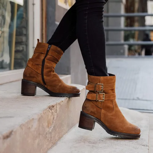 Vista 6 de Vintage Foundry Co Womens Charmaine Handmade Burnished Rugged Classy Elegant Ankle Chelsea Boots w Adjustable Buckled Bands Side Zip Chunky Heels