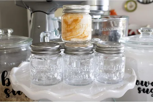 Vista 4 de Sunshine Mason Co. Vasos de chupito con tapa de metal de 2 onzas con cucharas de postre, 6 piezas