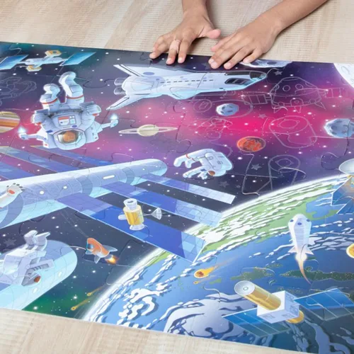 Vista 7 de Melissa & Doug Rompecabezas de Piso de Cartón del Espacio Exterior que Brilla en la Oscuridad – 48 Piezas, para Niños y Niñas de 3+