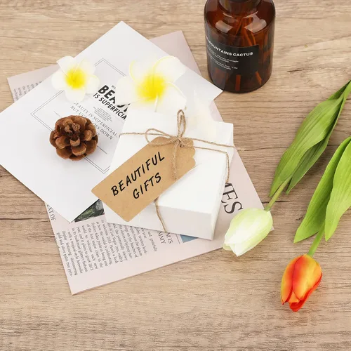 Vista 6 de 100 etiquetas de precios G2PLUS de papel de estraza, con una cuerda marrón e ideales para empaques, manualidades, bodas, Navidad, Día de Acción