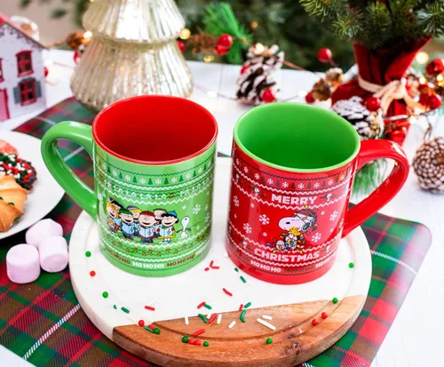 Vista 4 de Peanuts Charlie Brown y Snoopy Suéteres Navideños Tazas de Cerámica, Juego de 2 Tazas de Café de 14 Onzas