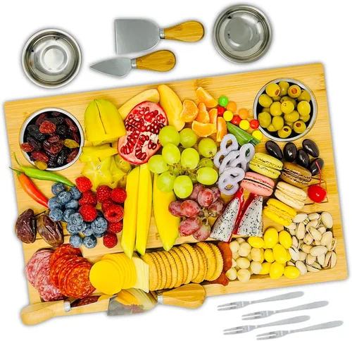 Vista 4 de Tabla de queso de bambú con cuchillos y tazones - Tabla de cortar de madera extra grande para vino y charcutería