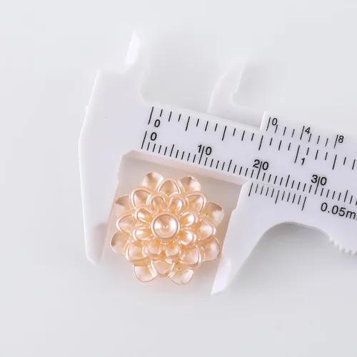 Vista 2 de Chenkou Craft Aleatorio 3.53 oz/lote (alrededor de 400 piezas) 0.157-0.787 in perlas de imitación semicirculares Seastar Bow Rose Rhinestone parte