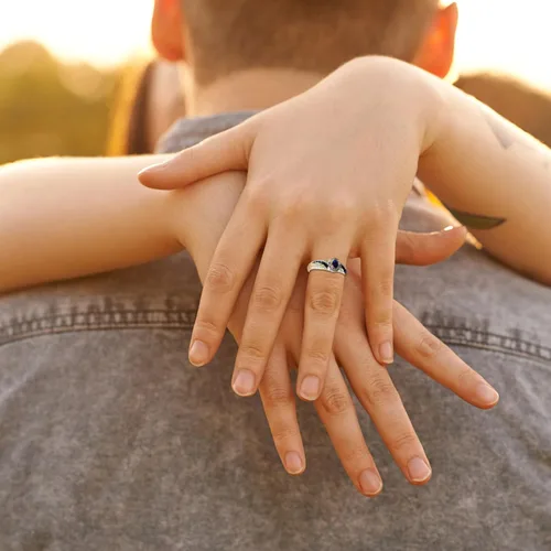 Vista 7 de Alianzas de compromiso de boda para mujer, anillo de aleación para hombre, regalo de cumpleaños de Navidad