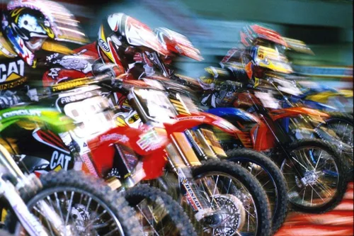 Vista 18 de Póster laminado de pintura fotográfica de moto sucia sucia sucia, de borrado en seco, 36 x 24 pulgadas Primer plano de Muddy Dirt Bike 2160