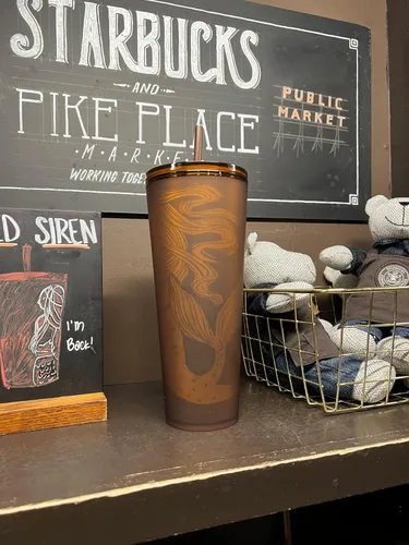 Vista 3 de The First Starbucks Store Pike Place - Taza fría de plástico suave al tacto con sirena ámbar