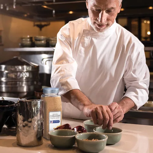 Vista 3 de McCormick Culinary Cilantro molido, 14 onzas – Un recipiente de 14 onzas de cilantro en polvo sin MSG para platos indios, de Oriente Medio