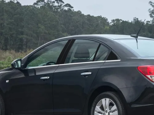 Vista 10 de Rvinyl Moldura de ventana de poste de pilar compatible con Chevrolet Cruze 2011-2015 - aluminio (negro cepillado)