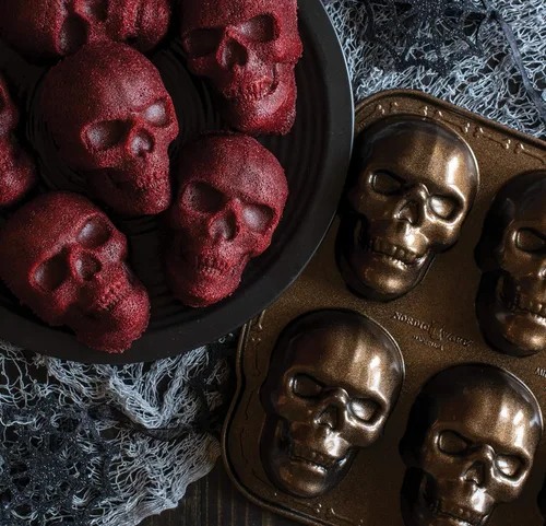 Vista 2 de Nordic Ware Utensilios para hornear de Halloween, molde para torta de calavera embrujada, bronce