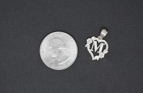 Vista 2 de Colgante de plata de ley con inicial de corazón para mujer
