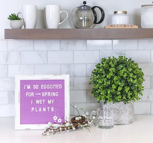 Vista 3 de Letrero de fieltro morado para el regreso a clases con marco blanco de madera rústica, letrero de tablero de letras de granja con soporte, mensaje