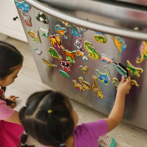 Vista 8 de Melissa & Doug Juego de imanes de madera - Animales y dinosaurios con 40 imanes de madera