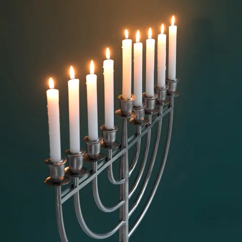 Vista 3 de Candelabro moderno de metal sólido Judaica Hanukkah Menorah de 9 ramas, acabado de aluminio grande