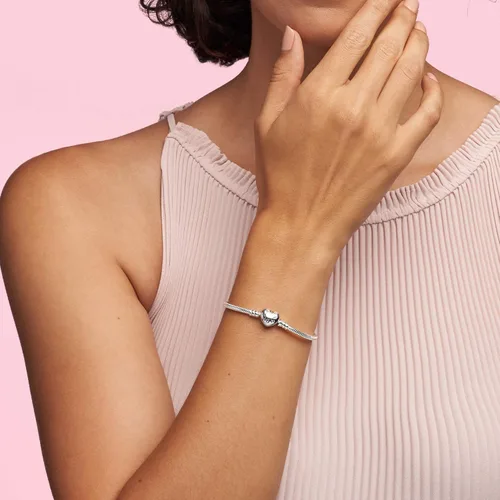 Vista 3 de Pandora Moments - Pulsera de cadena de serpiente con cierre de corazón, pulsera con dijes compatibles con momentos, viene con caja de regalo