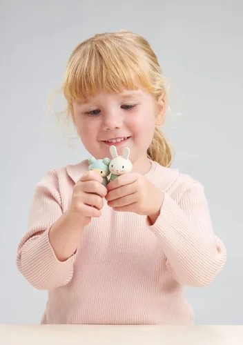 Vista 6 de Tender Leaf Toys - Bear Tales - Juego de muñecas complementarias de casa de muñecas de madera, figuras de 3 piezas de familia de osos para niños