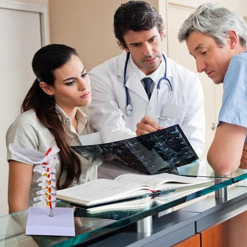 Vista 6 de Modelo de columna cervical con vértebras cervicales, nervios cervicales, arterias vertebrales y placa occipital para educación médica