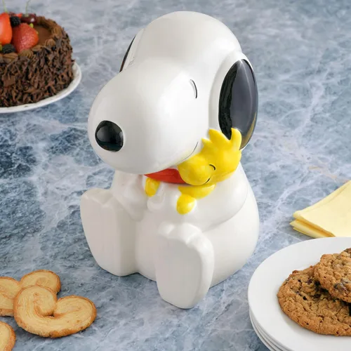Vista 2 de Peanuts Tarro clásico de galletas Snoopy, recipiente de almacenamiento de cocina de cerámica de 10.7 pulgadas, tarro coleccionable de dibujos