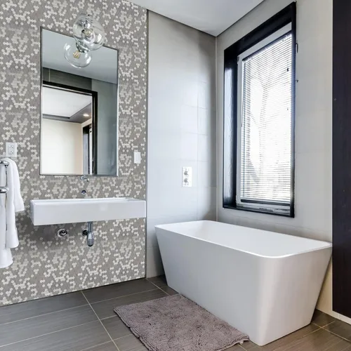 Vista 3 de Protector contra salpicaduras de acero inoxidable hexagonal despegar y pegar, azulejos de pared autoadhesivos de aluminio despegar y pegar