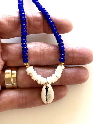 Vista 4 de Gargantilla de concha azul y blanca, cuentas comerciales africanas vintage azul cobalto, conchas de puka hawaianas, concha de caurí, collar