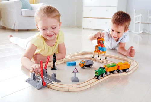 Vista 2 de Hape Juego de cruces y grúas Juego de carga ferroviaria de madera de 32 piezas para niños, multicolor