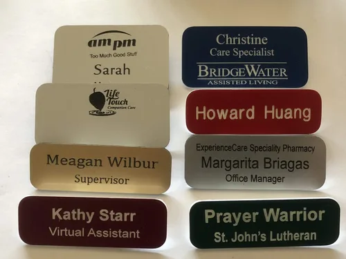 Vista 3 de Etiquetas de nombre personalizadas grabadas de Better Badges, hasta 3 líneas de grabado