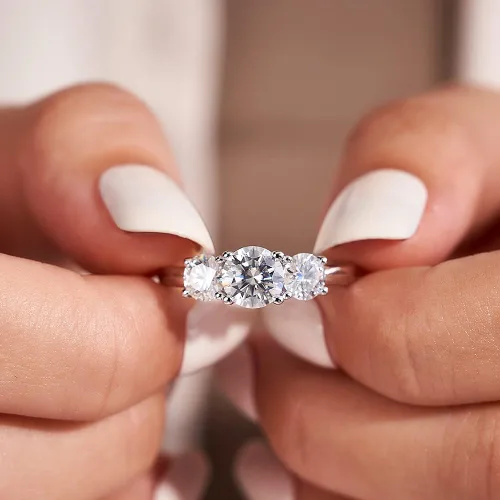 Vista 2 de YODEWA - Anillo de compromiso para mujer con 3 brillantes gemas de moissanita de corte redondo montadas en plata de ley