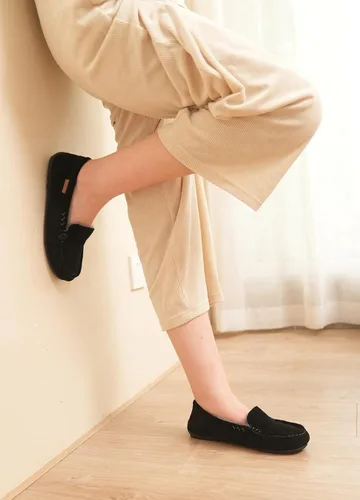 Vista 6 de Parfeying Mocasines de piel de oveja para mujer, mocasines estilo de conducción de espuma viscoelástica de gamuza de vaca