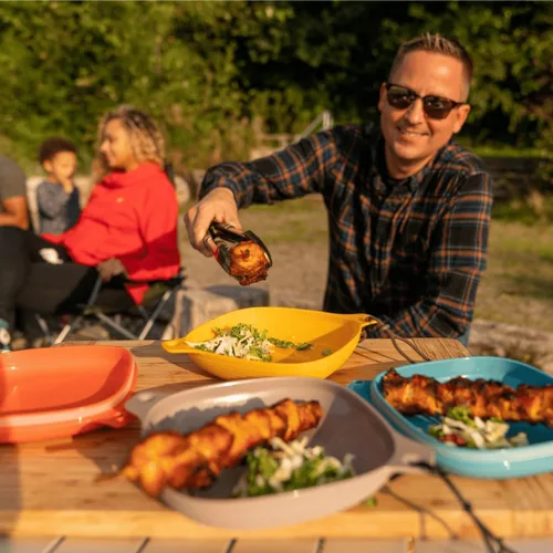 Vista 4 de UCO Kit de 6 piezas para acampar con cuenco, plato, taza de campamento y juego de utensilios Switch Spork