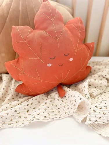 Vista 3 de MON AMI Almohada de hoja de arce Decoración suave del hogar de 16 pulgadas para otoño y todo el año Cojín de felpa acogedor con gancho trasero