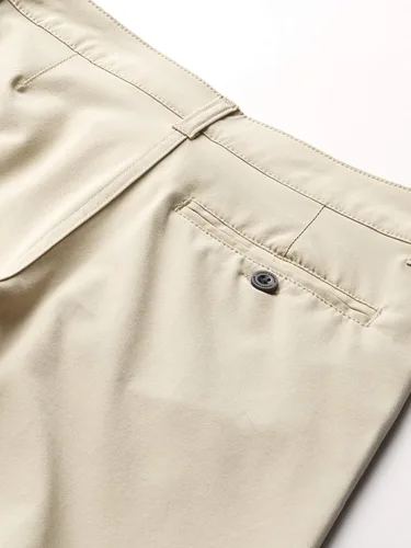 Vista 2 de Under Armour Pantalones cortos para niños, repelentes al agua y de secado rápido, tela duradera y transpirable