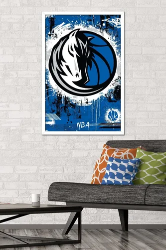 Vista 61 de Trends International NBA Dallas Mavericks - Póster de pared con logotipo Maximalist 23 Versión enmarcada Barnwood