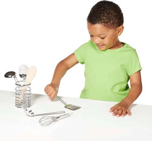 Vista 3 de Melissa & Doug utensilios de cocina para revolver y servir, 7 piezas de acero inoxidable y madera.