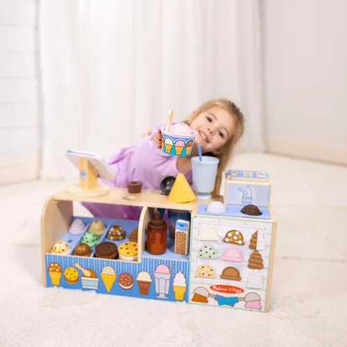Vista 2 de Melissa & Doug Cool Scoops Ice Creamery, tienda de helados de madera y mostrador con comida de juguete y accesorios de cocina de juguete, juguetes