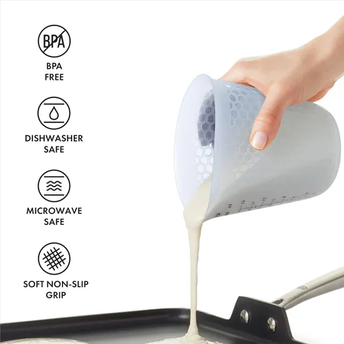 Vista 6 de 1 taza de medir de silicón para exprimir y verter, con patrón Stay-Cool, de la marca Oxo Good Grips, Transparente