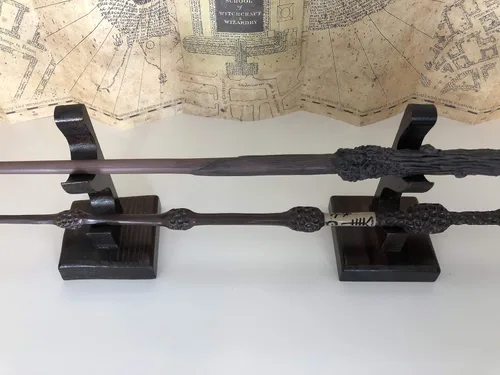 Vista 4 de Nangopop Soporte de varita de mago – Soporte de varita mágica de madera de 2 niveles para exhibición de mesa, sostiene dos varitas