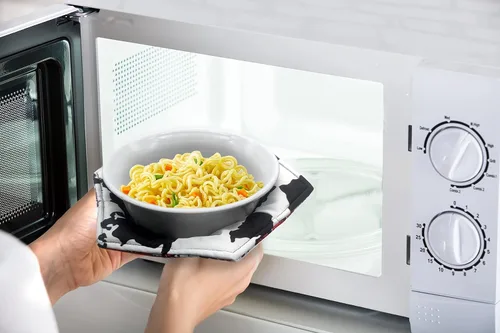 Vista 2 de Juego de 4 soportes para tazones de microondas con estampado de vaca, para comida caliente, juego de agarraderas para sopa, cuenco acogedor