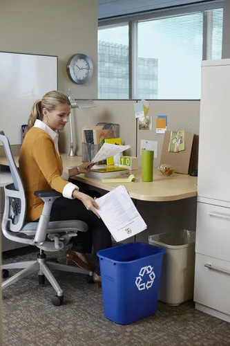 Vista 5 de Rubbermaid Commercial Products - Basurero de escritorio de resina plástica
