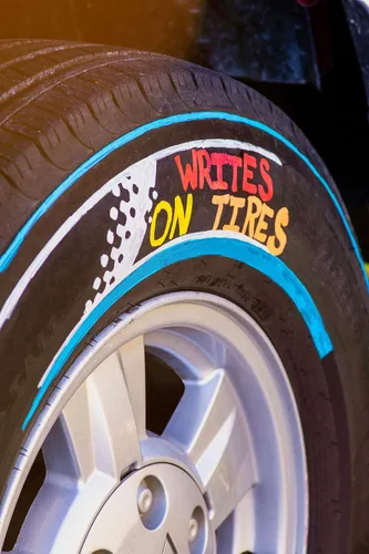 Vista 2 de Rotuladores de auto para auto Writer – Blanco de 0.591 in de ancho con 5 puntas de repuesto – Ventanas, vidrio, neumáticos, todas las superficies