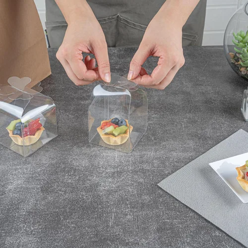 Vista 6 de Restaurantware - Cajas de recuerdo de boda de 2.8 x 2.4 pulgadas, 100 cajas de dulces transparentes con parte superior de trébol. Para bodas, baby