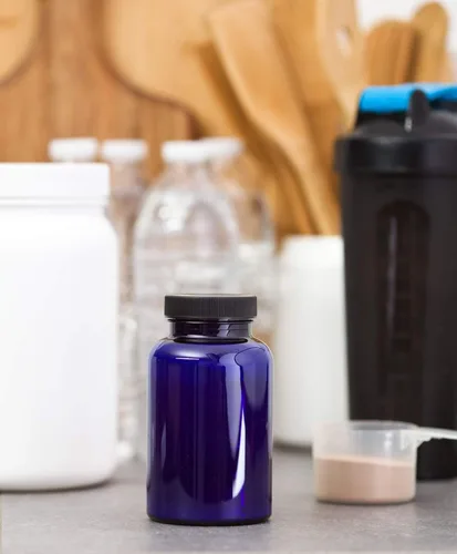 Vista 4 de JUVITUS Paquete de 6 botellas de plástico PET cobalto de 8 onzas con tapa acanalada negra + etiquetas