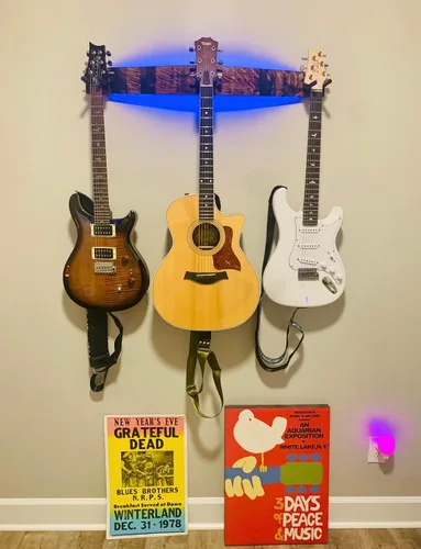 Coyle Woodworks Soporte de pared para 3 guitarras con luces LED, soporte de instrumento para guitarra, ukelele, violín, banjo, bajo, colgador de