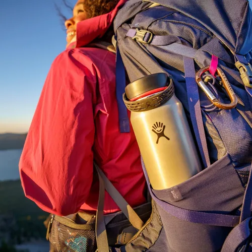 Vista 9 de Hydro Flask Botella de agua ligera de la serie Trail con tapa flexible estándar y aislamiento al vacío de doble pared