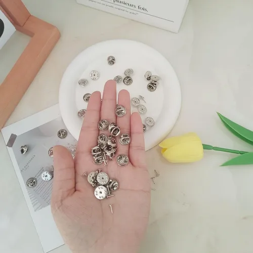 Vista 5 de 100 piezas de repuesto de metal con bloqueo de pasador, tachuelas de corbata de mariposa, protectores de pines para broche, insignias de uniforme