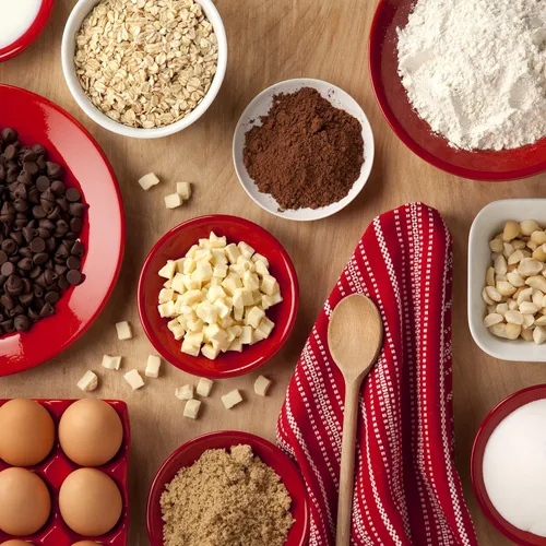 Vista 5 de Mrs. Fields - Cubeta Signature Heritage, surtido con 48 galletas Nibblers tamaño bocado en nuestros 5 sabores exclusivos y 4 barras de brownie