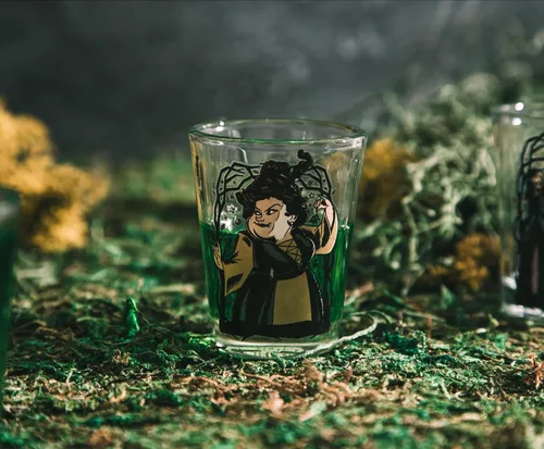 Vista 5 de Disney Hocus Pocus Sanderson Sisters Portraits - Vasos de chupito de 2 onzas, juego de 4 Home Bar Drinkware