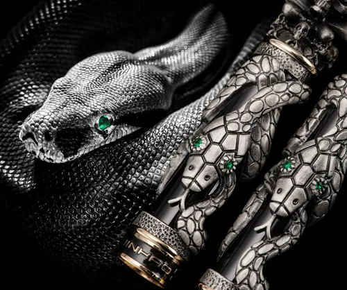 Vista 7 de Jinhao - Pluma estilográfica Black Snake, punta mediana, estilo retro con cabeza de calavera, clip de metal sólido y juego con estuche de papel