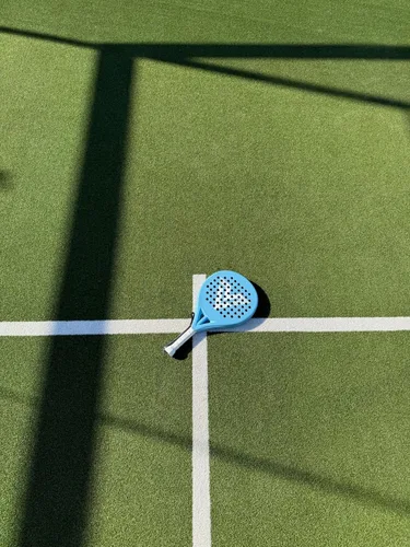 Vista 2 de VALA Raqueta de pádel, One Junior Edition, diseño ligero, hexágono 3D + tecnología Sandy Effect, para jugadores jóvenes