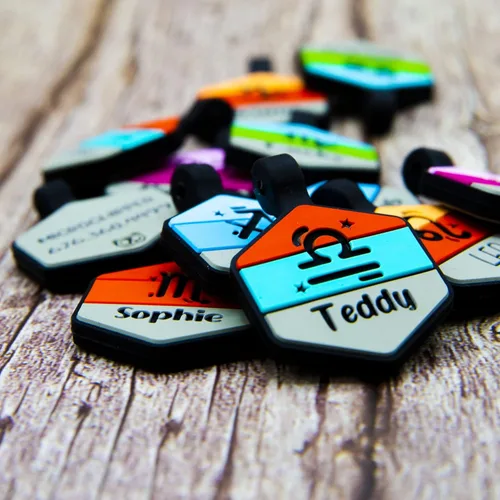 Vista 3 de Placa silenciosa para perro personalizada con 5 líneas de identificación de mascotas de silicona duradera y grabada profundamente, hexágono, azul